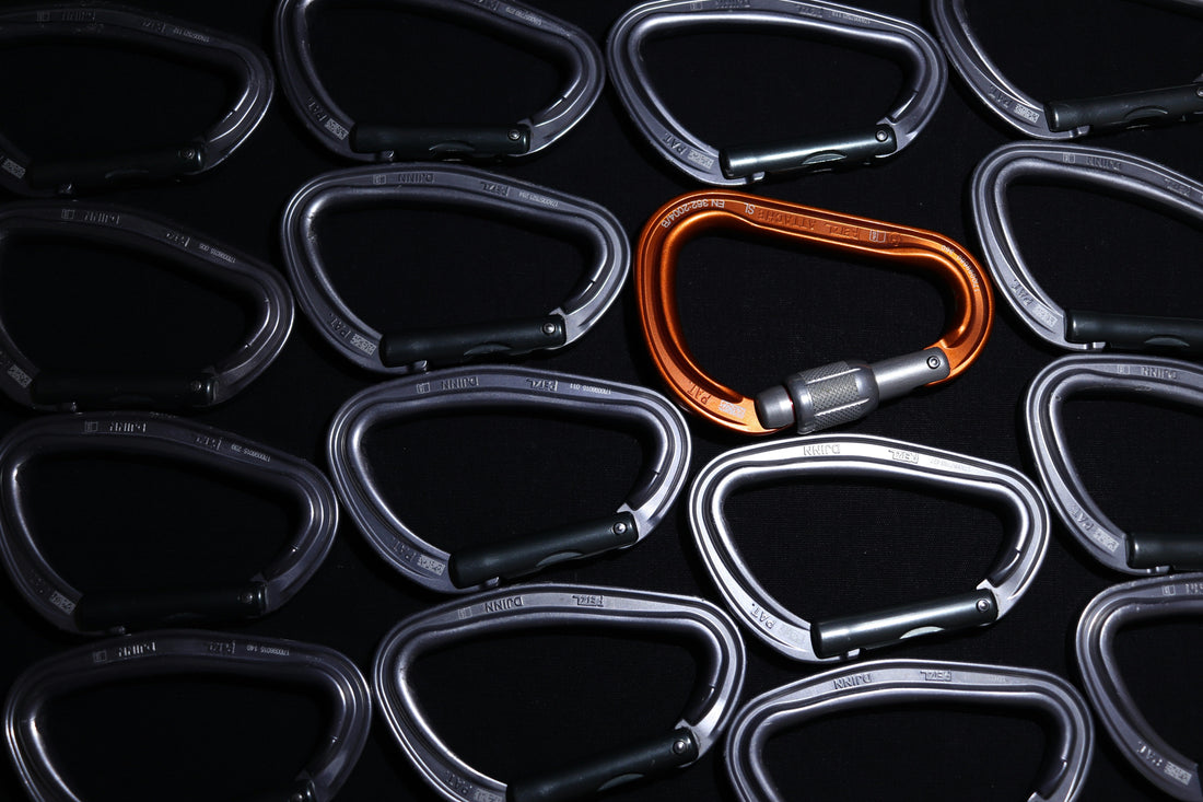[GEARMENT] The "Zipper Clip Carabiner Lock": How to secure travel daypacks against pickpockets without heavy padlocks