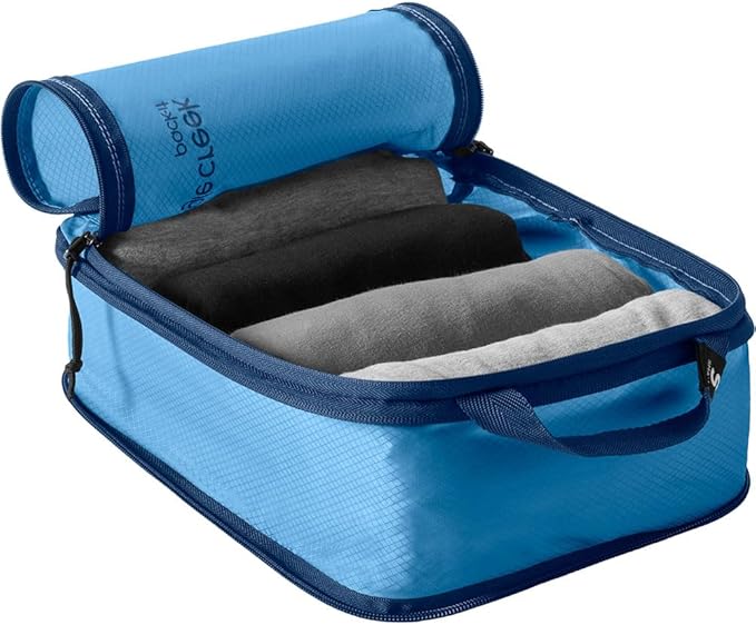 Eagle Creek Pack-It Isolate Compression Cube - Lightweight Compression Cube for Optimizing Luggage Space - Easy-Grab Zipper - Convenient Top Handle - Recycled Materials - Small - Storm Grey